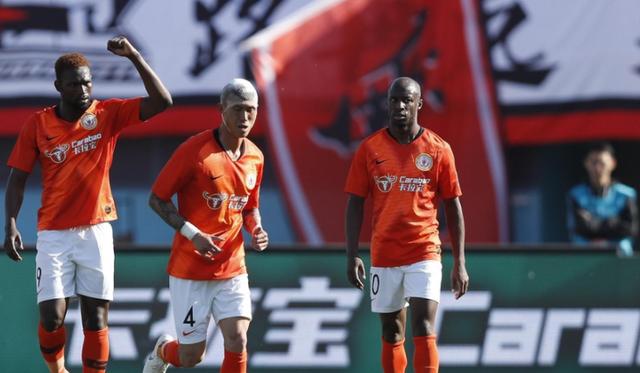  里尔主场灯光故障导致与朗斯比赛延时四十分钟  