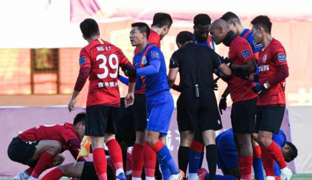  多特球迷冲场抗议管理层，比赛一度中断十分钟  