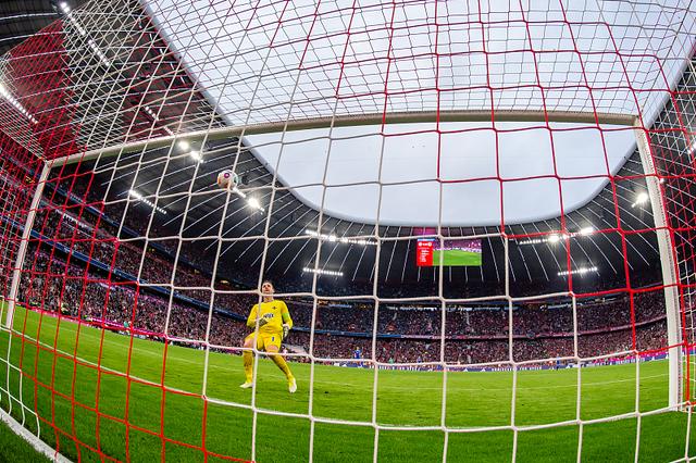  奥格斯堡定位球配合精妙，德甲高空作业屡建奇功